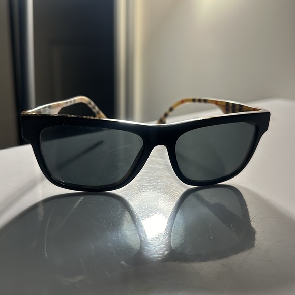 BURBERRY SUNGLASSES BOUGHT FOR $250 ish selling for $150!!! no case i lost it! - Picture 4 of 4